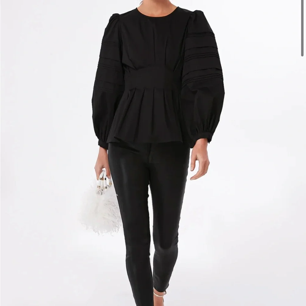 HUNTER BELL Black Tory Top